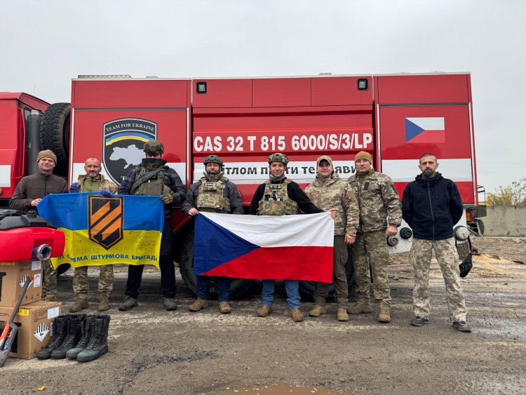 Humvee, hasičská cisterna a válka zblízka: deník říjnového výjezdu s pomocí na frontu