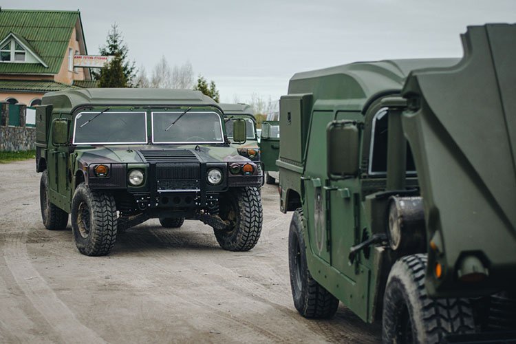 24.5.2023 - Sanitky Hummer H1 pro Ukrajinu: Jak probíhal přesun techniky a materiálu